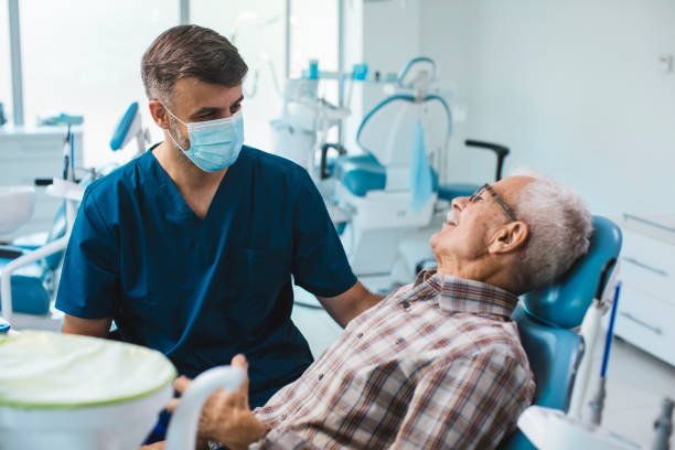 치과 진료를 받는 노인 남성과 치과 의사의 모습