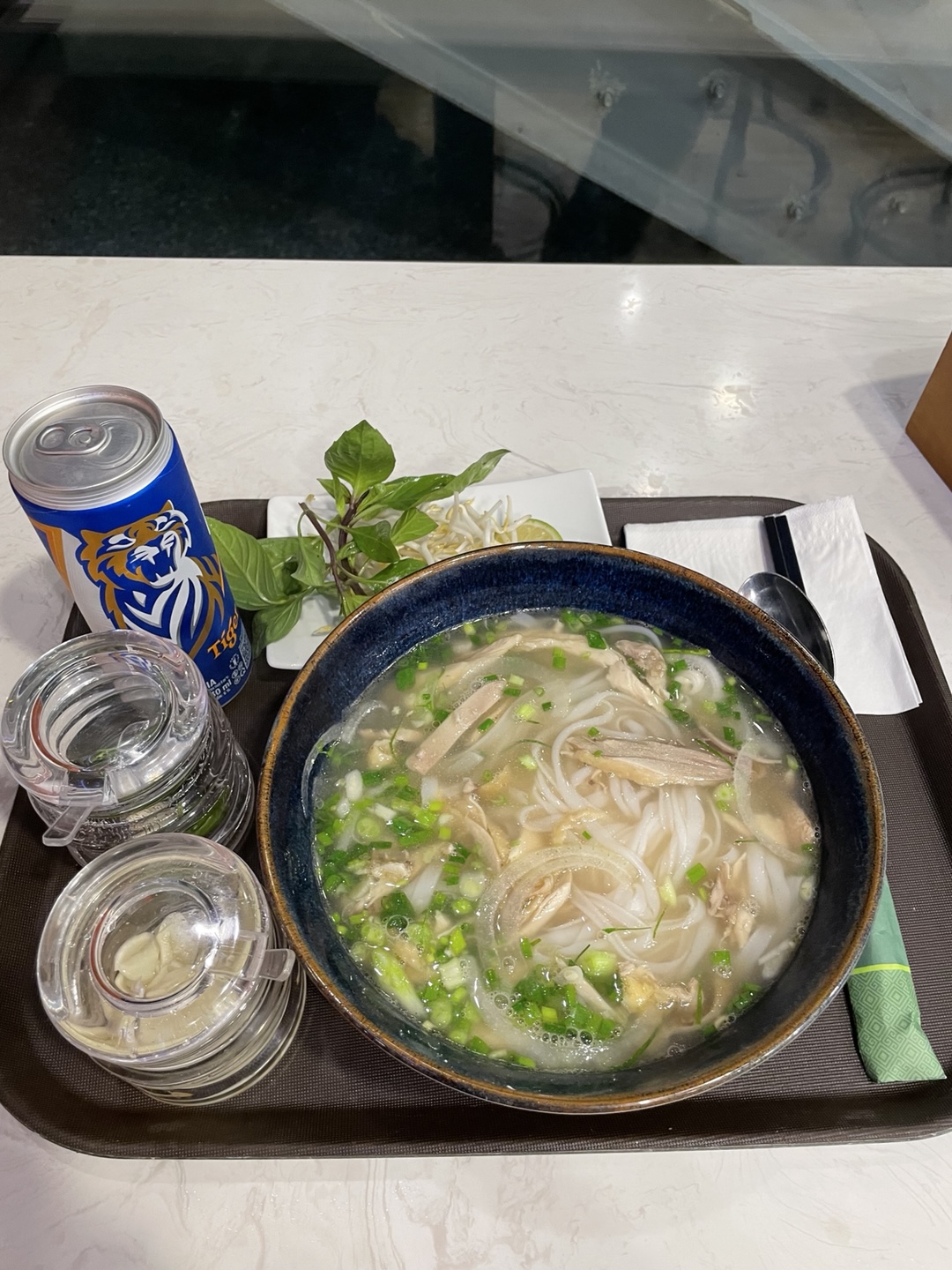 하노이 국제공항 쌀국수 집에서