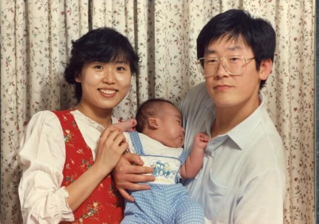 안경쓴남성-단발머리여성-어린아이의모습