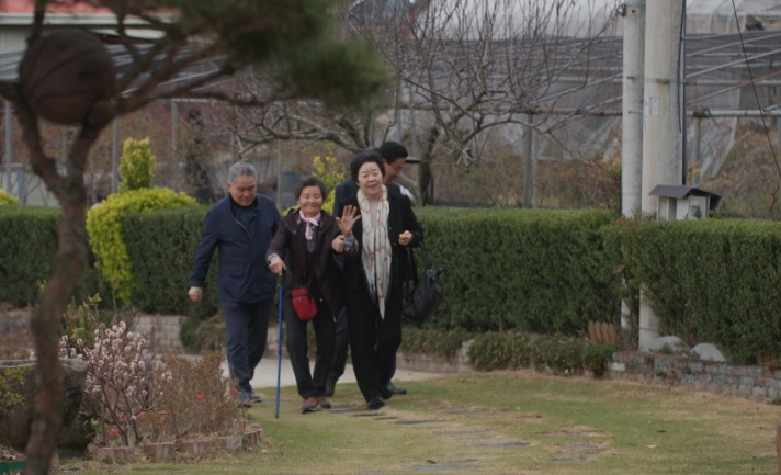 팔짱을-끼고-걸어간다
