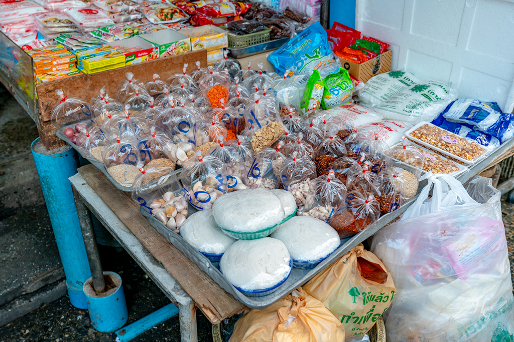 태국 방콕 후웨이쾅 시장(ตลาดห้วยขวาง Huai Khwang Market) 각종 소스와 면 향신료 등