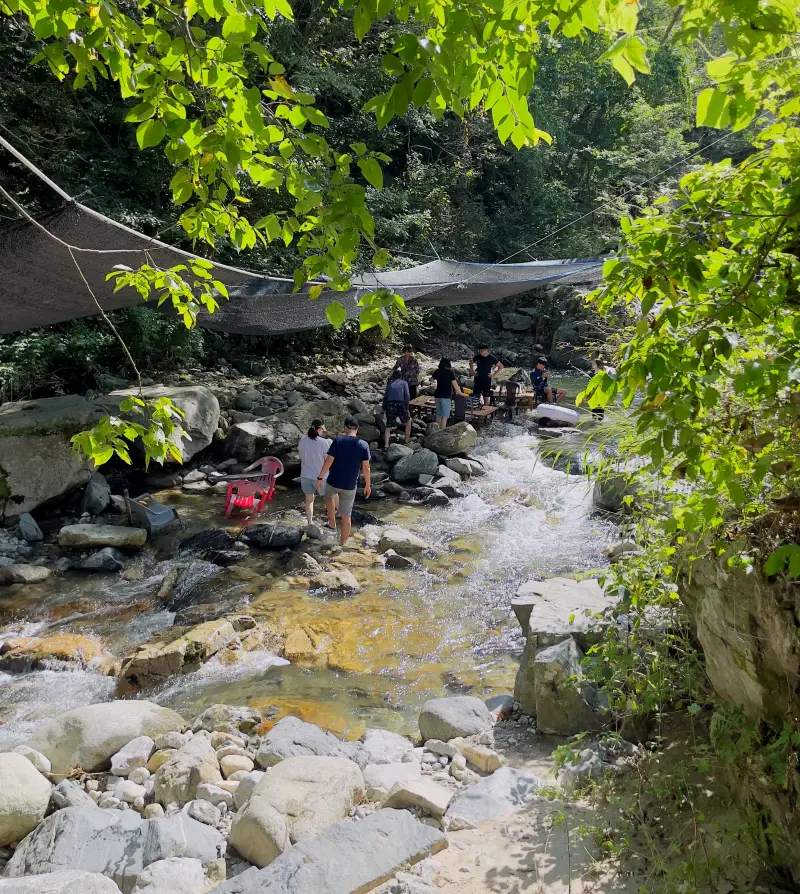 계곡-초입-평상에서-쉬는-사람들