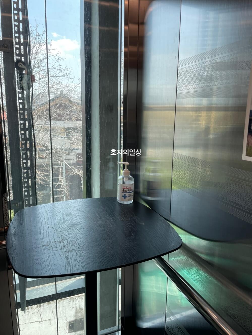 행궁동 브런치 카페 메이븐 - 건물내 엘레베이터