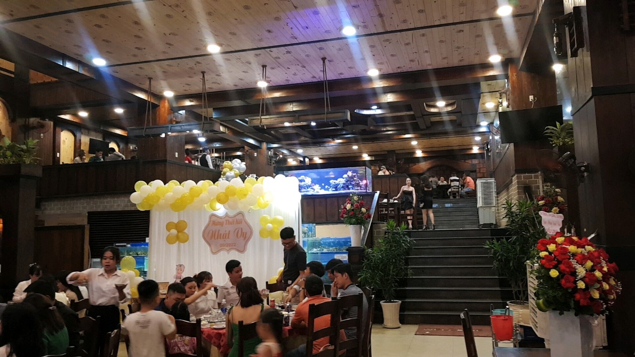 동나이 비엔호아 로컬 맛집 Nha Hang Kaiserin - 실내 테이블