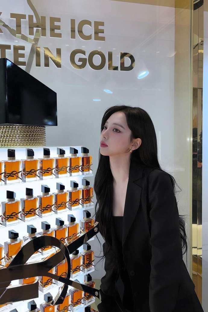  에스파 카리나 입생로랑홀리데이 스토어 오픈 사진