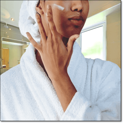 마데카솔 피부 진정 효과&#44; 피부 관리하는 여성