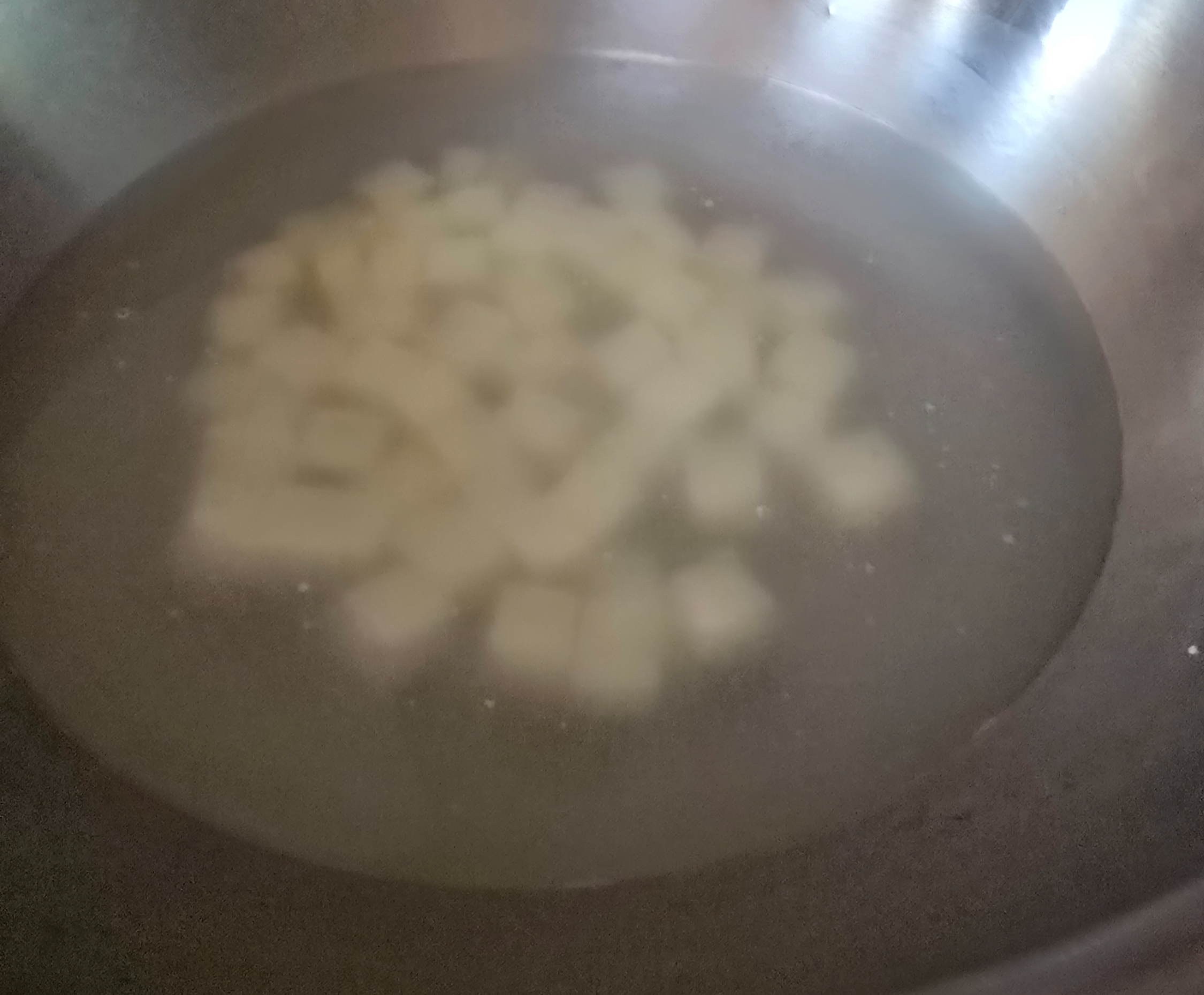 물에 잠긴 치즈 사진