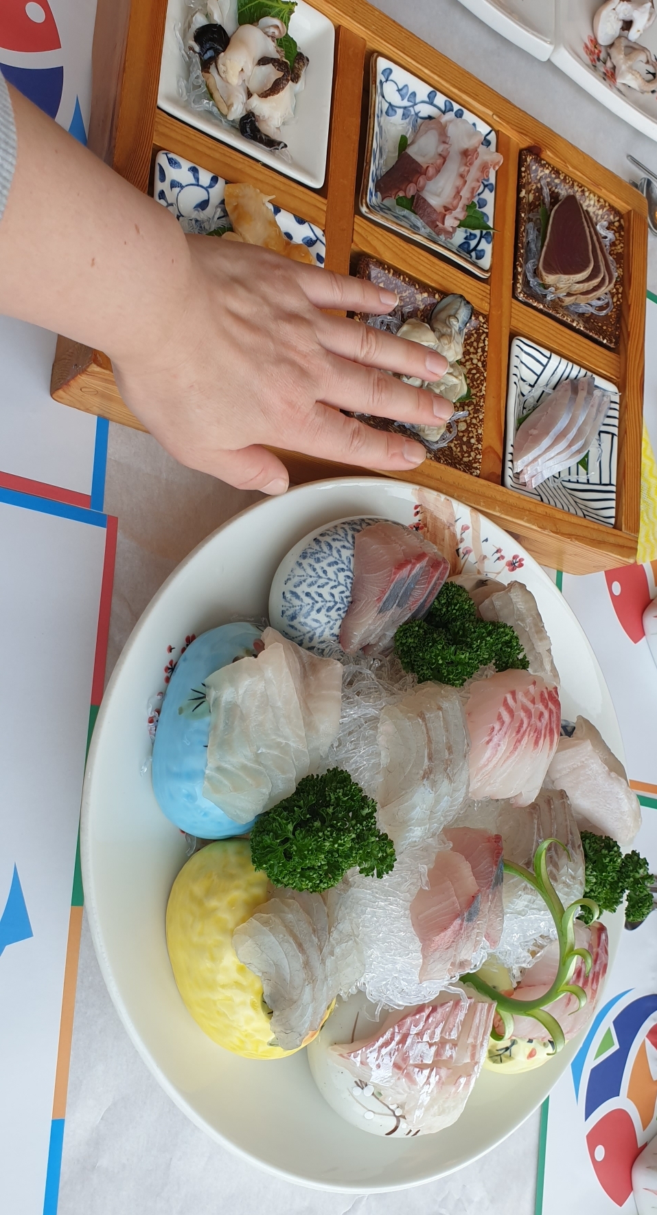  통영횟집 만수사 뷰 좋고 오색 도자기돌 위에 올려진 모둠회 눈이 호강합니다