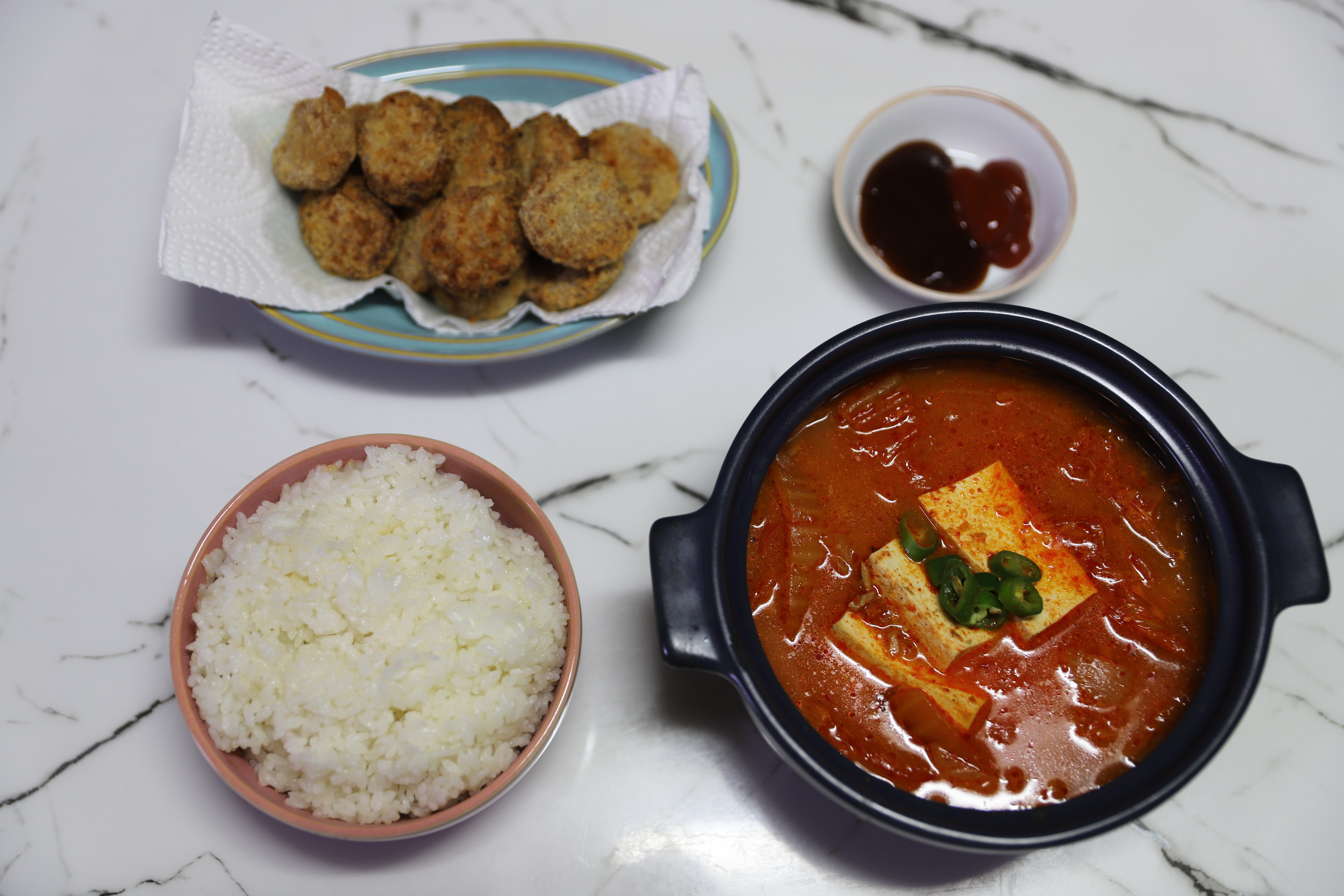 참치김치찌개, 미니돈까스를 곁들인 한 상 차림