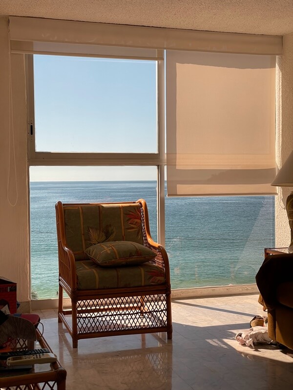 바다가 보이는 창문과 의자