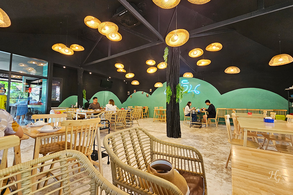 우드 톤의 인테리어와 검은색 천장 넓은 공간의 태국 캄팽펫 페린 카페&레스토랑 เพลิน Cafe&Restaurant KPP