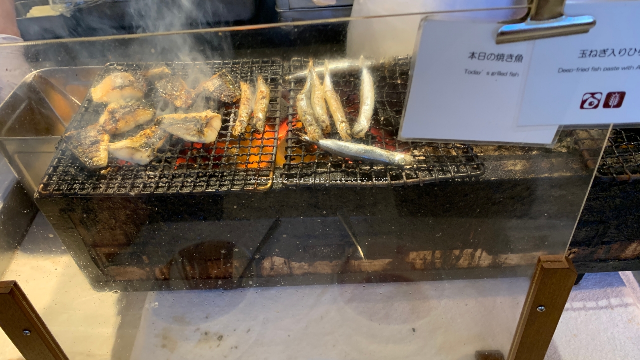 JAPAN-HOTEL-KOBE BAY SHERATON-BREAKFAST-GRILLING FISH