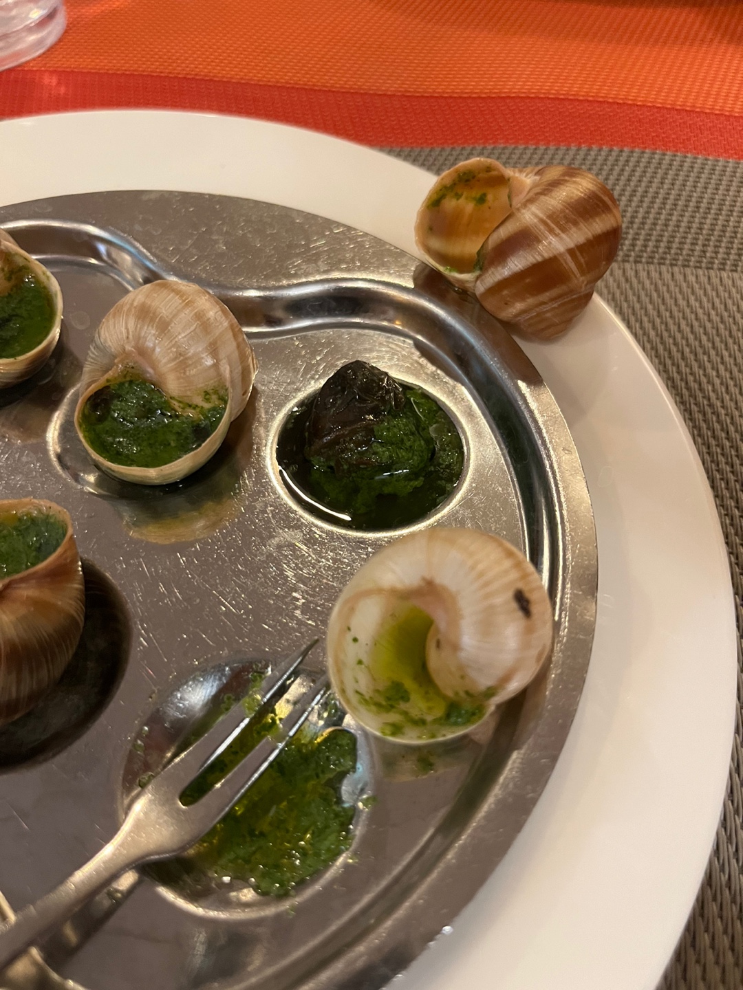 프랑스 파리에서 처음먹어 본 달팽이 요리 모습(2)