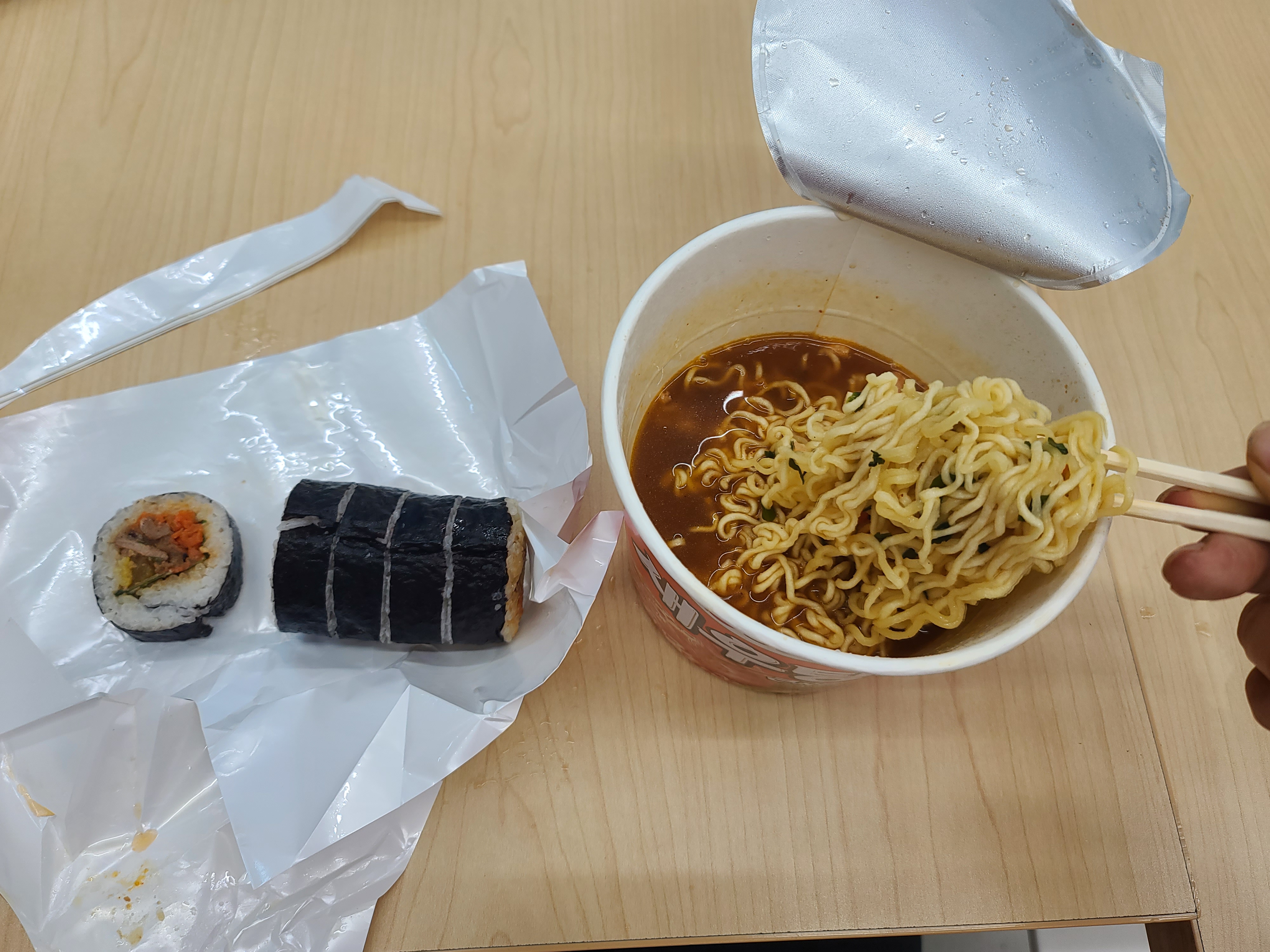  편의점라면 새우탕 바싹불고기김밥