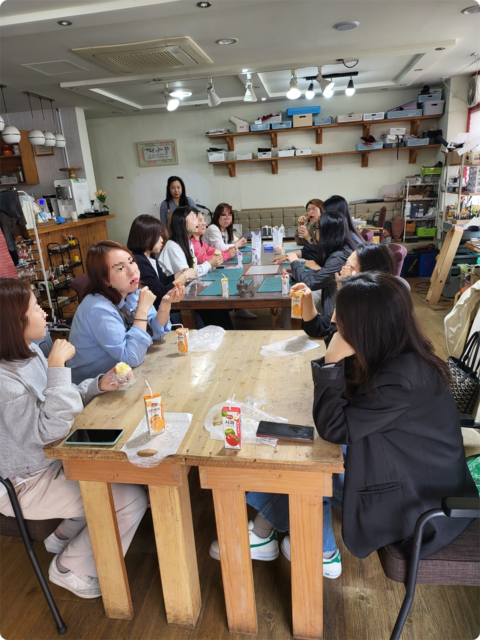  아파트 부녀회 회원 모임 원데이 클래스로 편지 봉투 모양 카드 지갑 만들기 [포항 오유 가죽 공방]