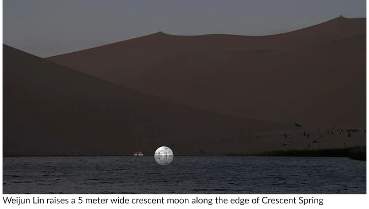 중국 중추절을 축하하는 고비 사막의 반달 설치물 VIDEO: The crescent moon and the full moon
