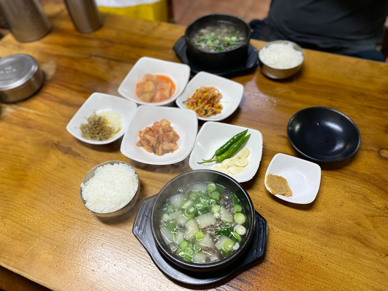 밑반찬과 뚝배기로 나온 뭇국