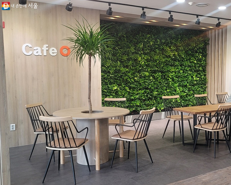 자립준비청년 전용공간 &lsquo;0+SEOUL(영플러스서울)&rsquo; 내 &lsquo;Cafe0(카페영)&rsquo; 모습