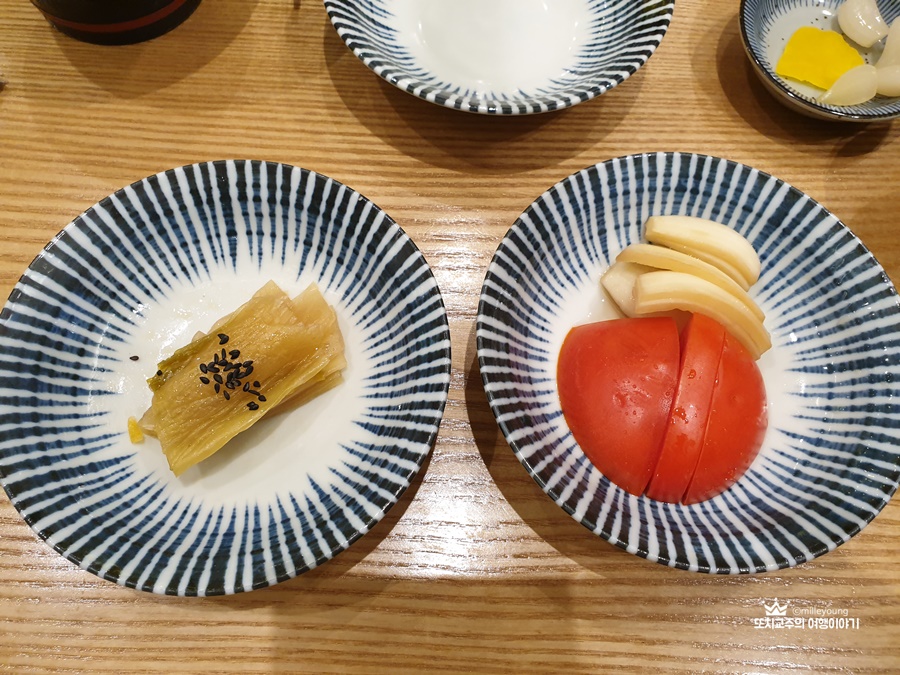 두개의 그릇에 씻은 김치와 토마토 양파짱아찌가 담겨 있는 모습