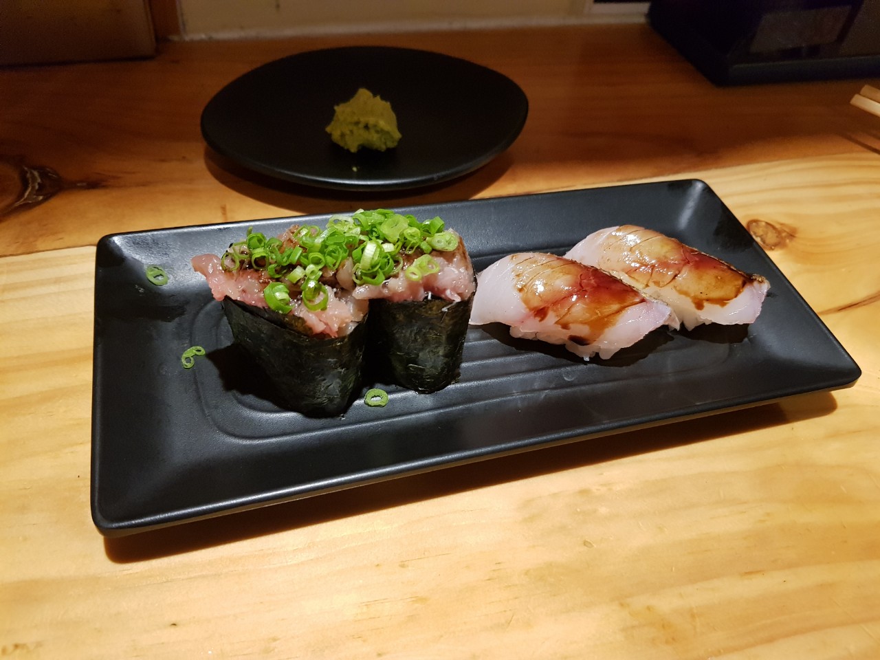 호치민 1군 레탄톤 일본인 거리 Sushi Tiger - 실꼬리돔&#44; 참치 군함