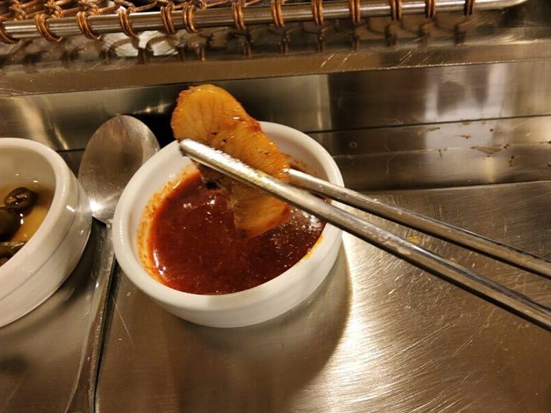 양을 간장 소스에 찍는 모습.