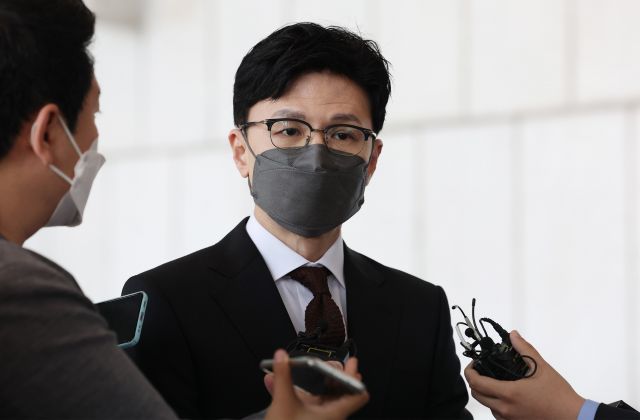  한동훈 중대범죄수사가 정치보복? 국민들 동의 안해 산업부 블랙리스트 의혹 사건 등의 수사 비판 검찰과 경찰은 부패범죄를 제대로 수사하라고 국민 세금으로 월급을 받는 것