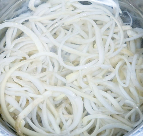 2024년 설날 음식 : 7. 도라지나물 맛있게 만드는 법 2. 데친 도라지 찬물에 헹구기
