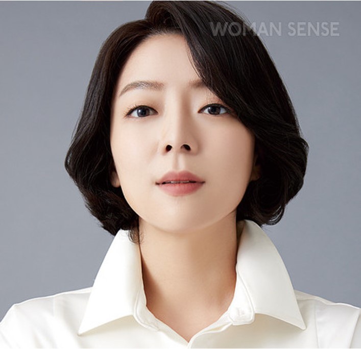  배현진 발로 차 사커, 레이저 쏘는 부라리는 눈. 아수라장 여성의원 발길질 폭행 논란. 진상조사 진행.