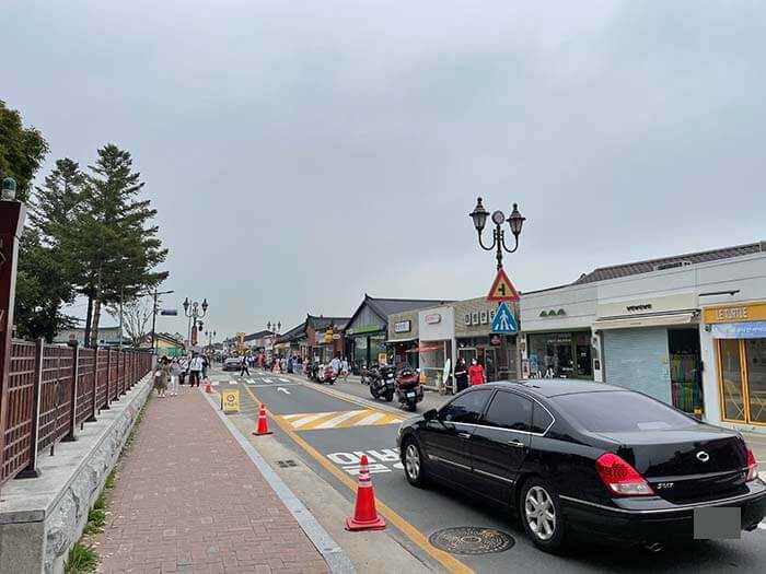 경주 대릉원 후문쪽에서 가까운 황리단길 초입길과 많은 사람들이 거닐고 있는 사진