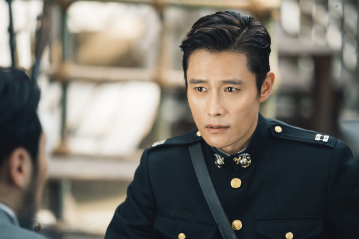유진초이, 이병헌