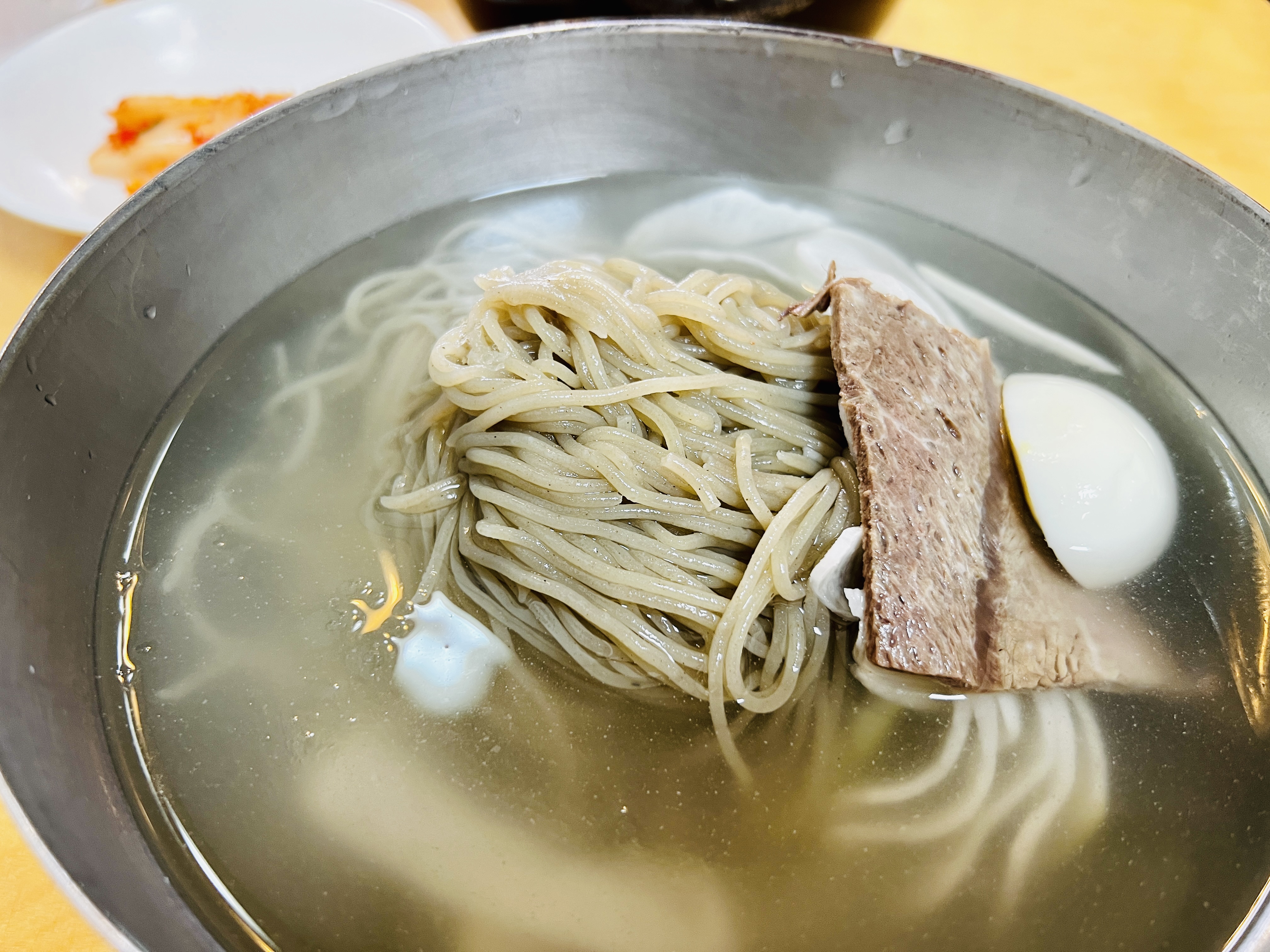 평양냉면이 그릇에 담겨있는 사진