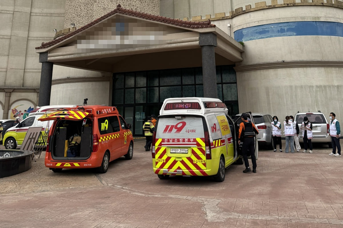 At a resort in Wando-eup&#44; Wando-gun&#44; Jeollanam-do&#44; 14 guests showed symptoms of gas poisoning&#44; including headaches and dizziness&#44; and paramedics are preparing to transport them.