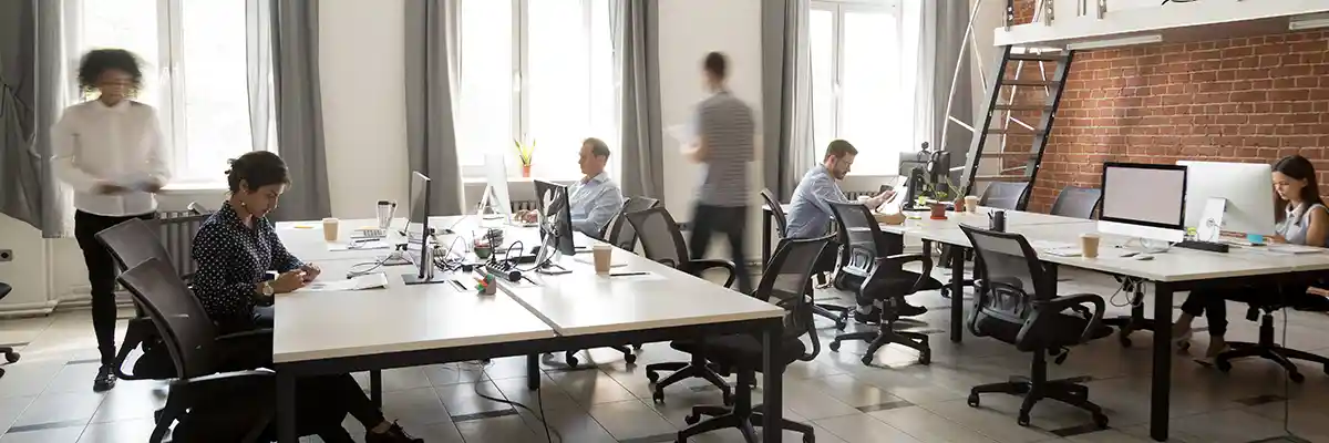 공유오피스-사무실-책상-의자-컴퓨터-일하는사람들