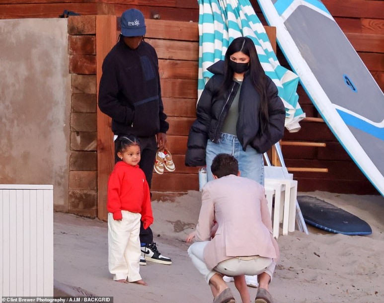  카일리 제너(Kylie Jenner)는 해변에서 전남편 트래비스 스콧과 딸 스토미와 함께 데이트중