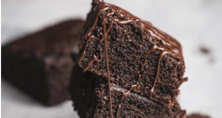 초콜릿-케이크-위에-초콜릿-시럽이-올려진-사진