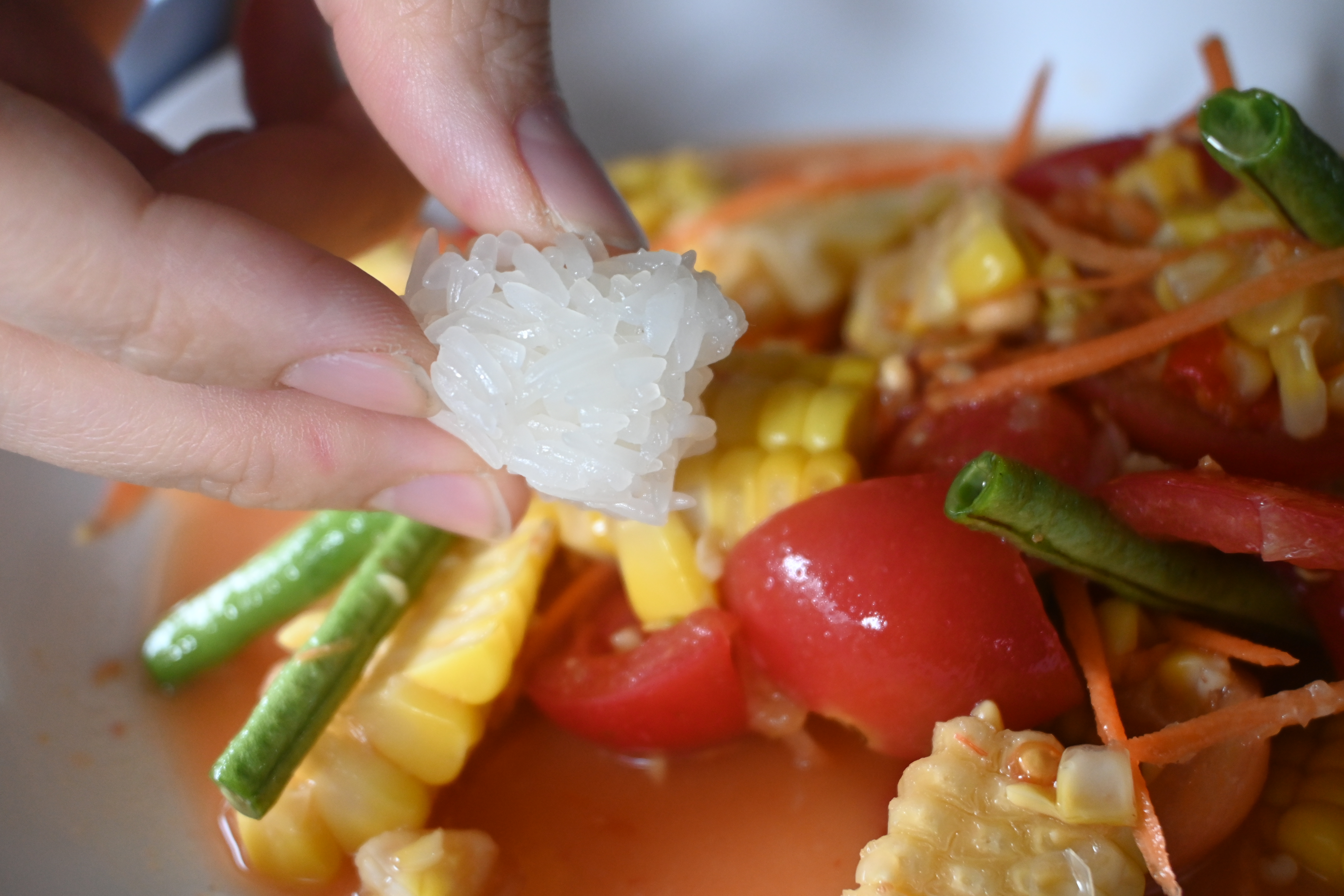 치앙마이에서 먹은 옥수수 쏨땀이지만 설명을 위해 보여드립니다. 찰밥은 저렇게 손으로 뭉쳐서 드세요.