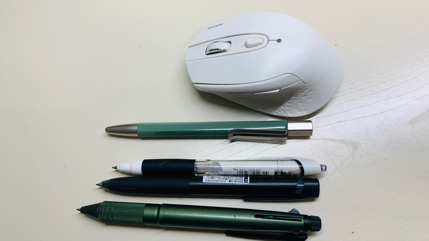 펜들과 나란히 있는 로이체 RX-550 무선마우스