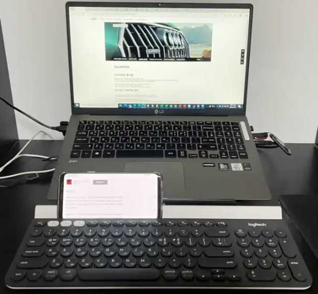 로지텍 키보드 K780을 노트북과 스마트폰에 연결한 모습