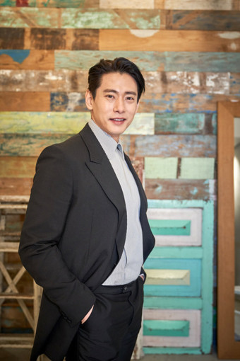 전쟁 중 유태오는 과거 결혼해 니키리와 아이를 낳았다. 21