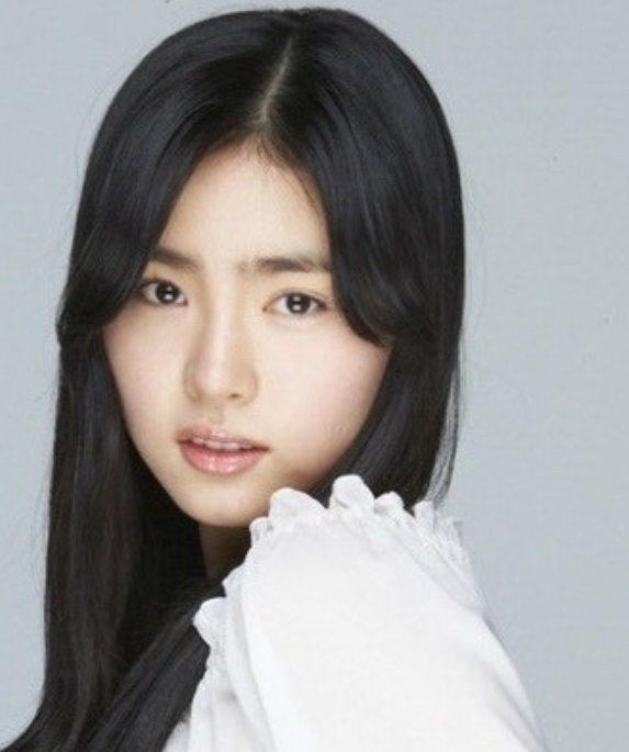 의외로 모르는 사람들이 많다는 여배우 신세경의 성형 전후 차이.. 11