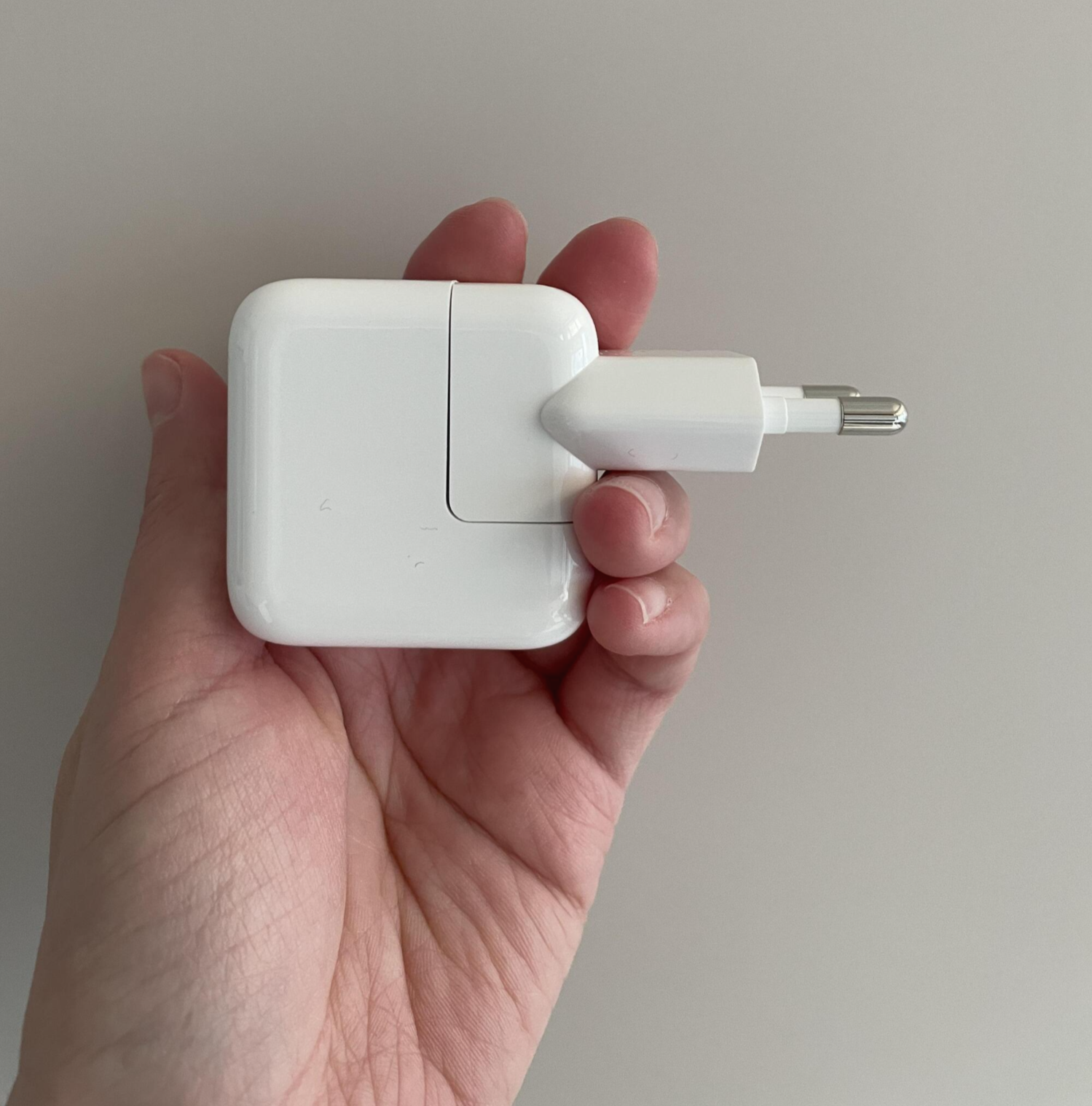 애플 충전기 12W 어댑터 연결된 상태