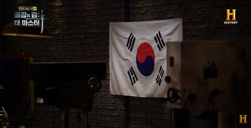 히스토리-최강의검-더마스터-프로그램-경연장-내부의-한국-국기-태극기-가크게-걸려닜는-장면
