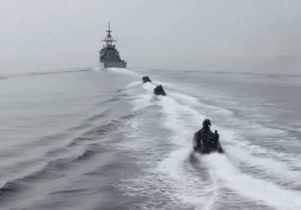제트팩으로 움직이는 영국 해병대 VIDEO: Watch a Marine Zoom From One Boat to Another ... With a Jetpack