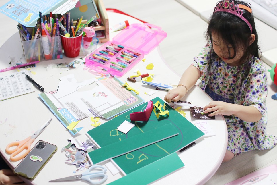 눈에 띄게 향상된 손끝과 창의력 유아 방문 미술 6개월째에 14