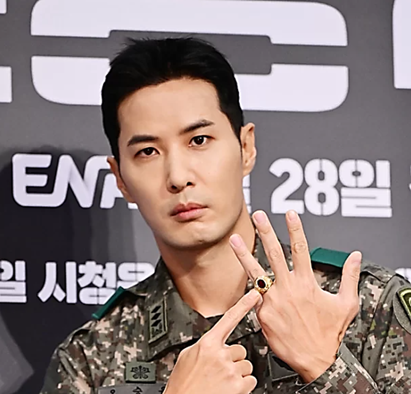 신병2 배우 김지석&#44; 중대장 계급장이 주는 파워 대단&#44; 배우들과 이상하게 사이 멀어져