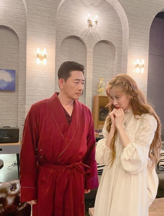  서현, 대선배 전광렬의 매서운 눈빛에 쭈굴! "현실은 다정" [사진]