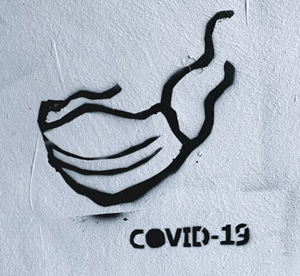 마스크와-COVID-19가-그려진-벽화
