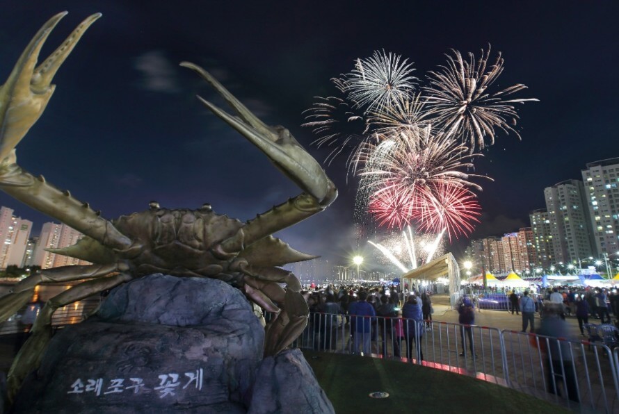 소래포구 꽃게 동상에서 보이는 소래포구 불꽃축제