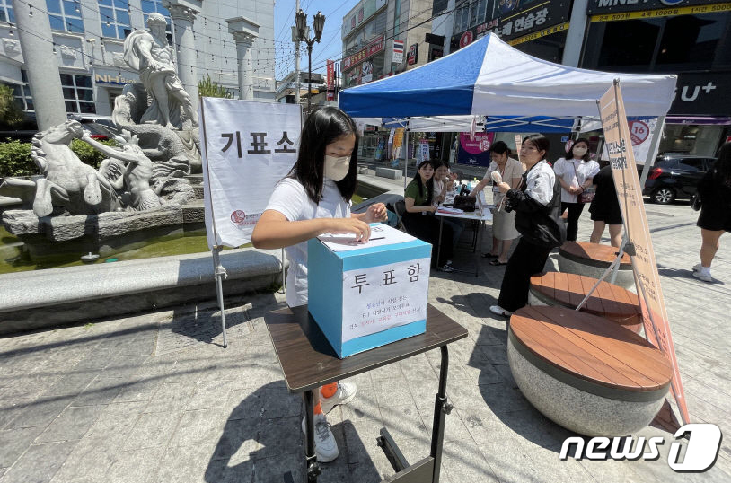  18세 이하 모의투표 뚜껑 열어보니..참패한 후보 압도적 '당선'