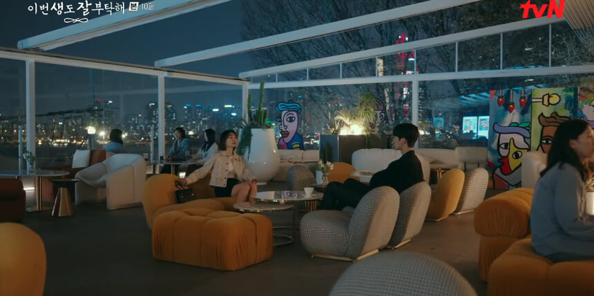 루프탑 카페 같은 곳 한 가운에서 한나는 민기와 만나고 있다